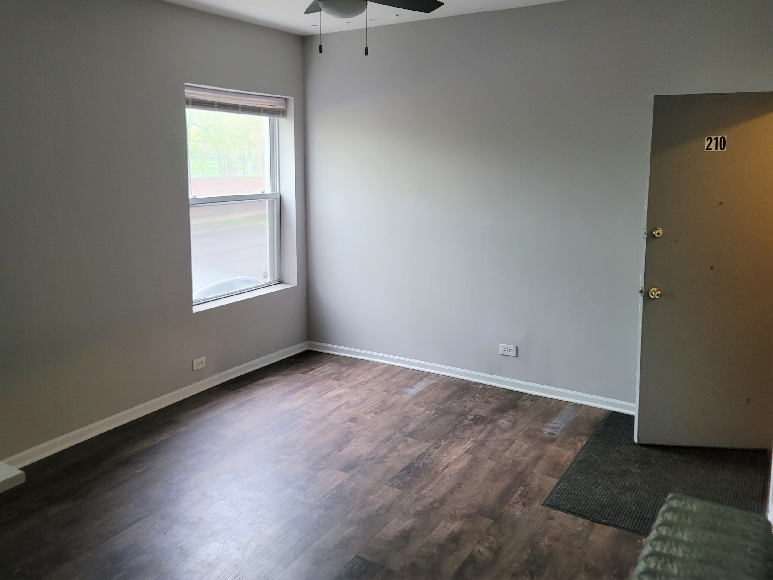 Image of  1248 W Montrose, #210
